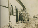 1930 - Firmengründer mit Frau, Kindern und Lehrling.